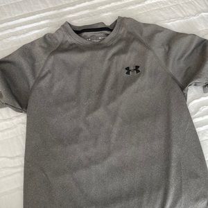 EUC - barely worn size S mens under armour heat gear shirt - grey